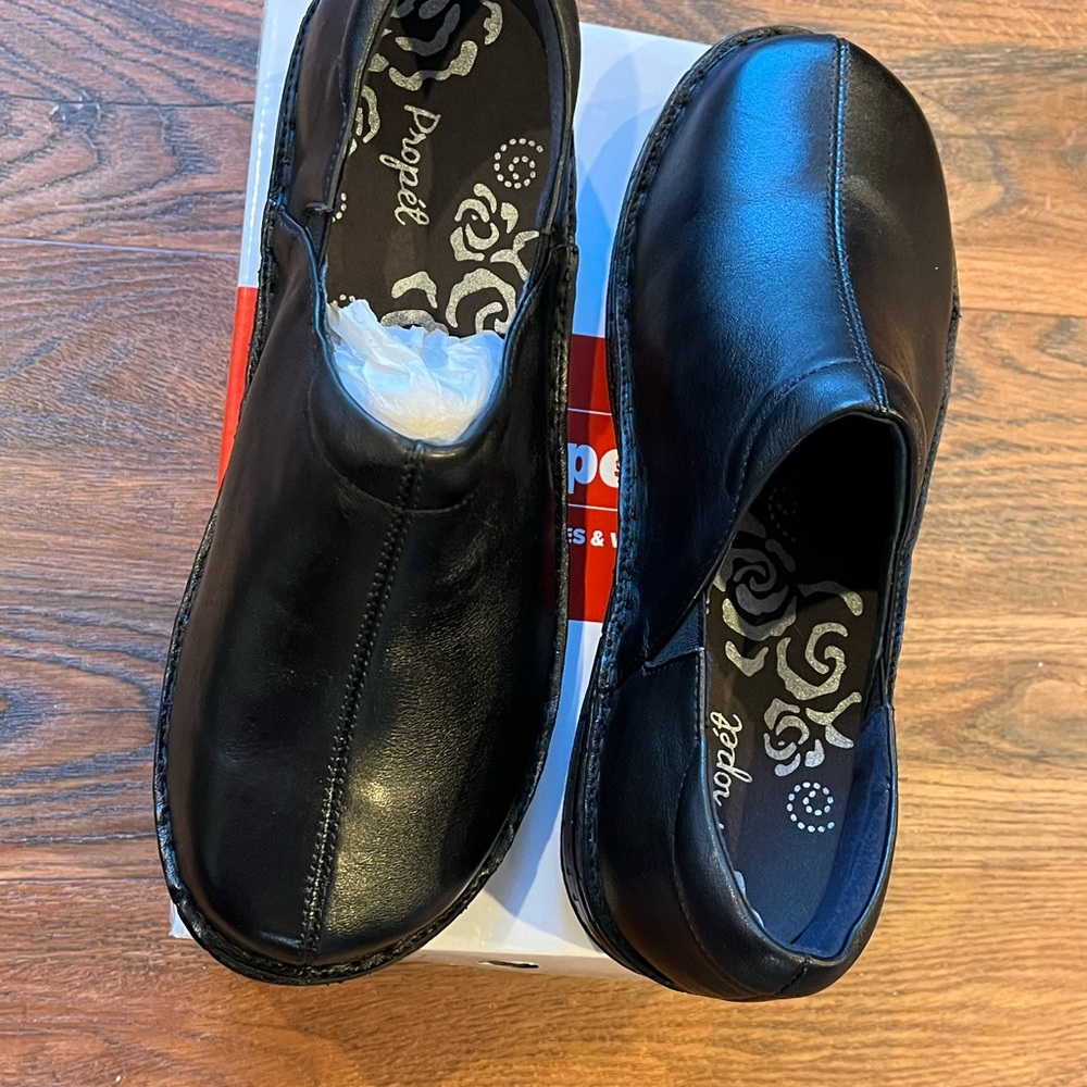 Propét 9.5 XW women’s shoe - black clogs. Black Leather Slip-On 9 1/2  X(2E) - Picture 14 of 14